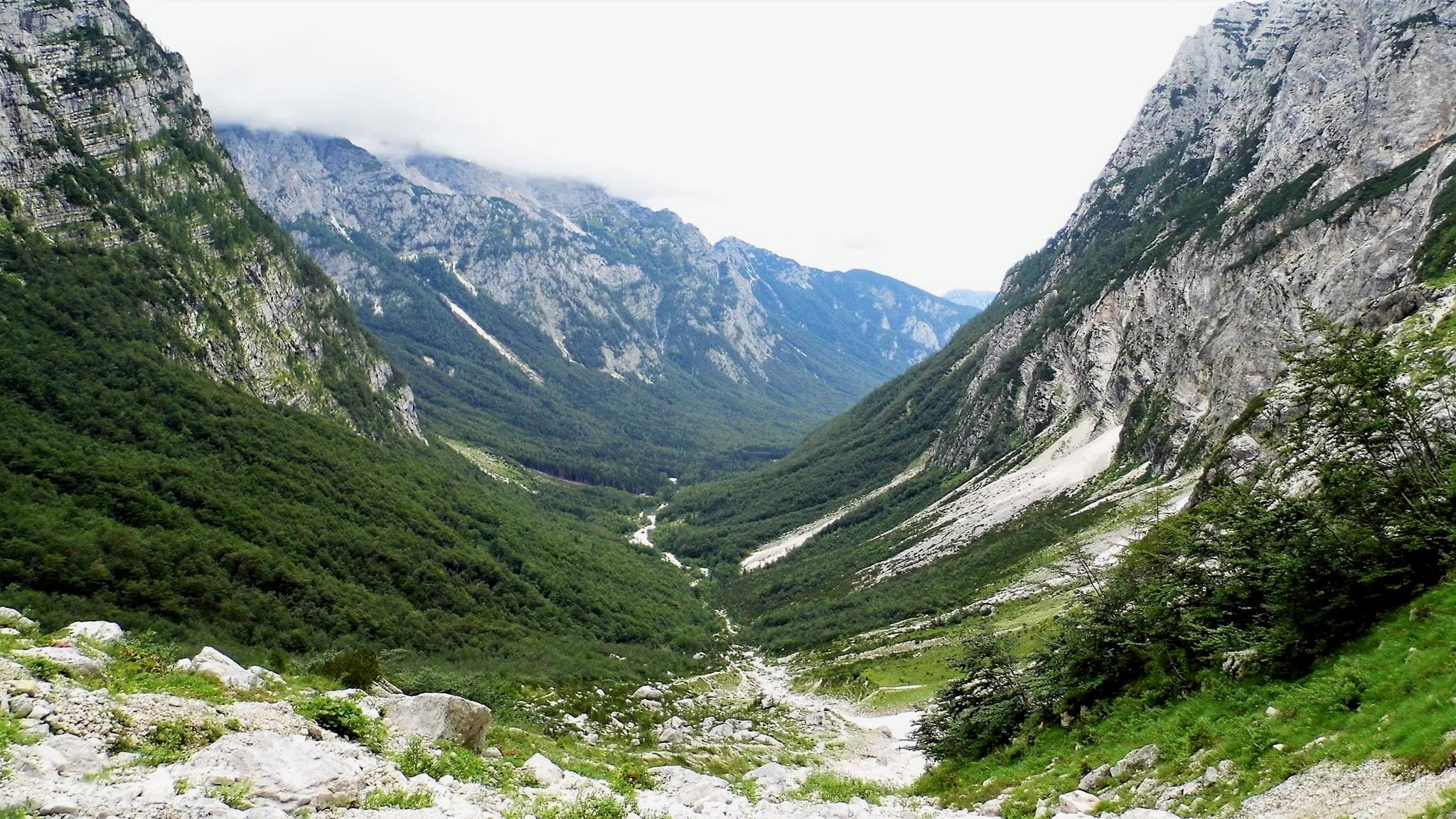 Gorski vrhovi Triglavskega narodnega parka nad dolino Vrata